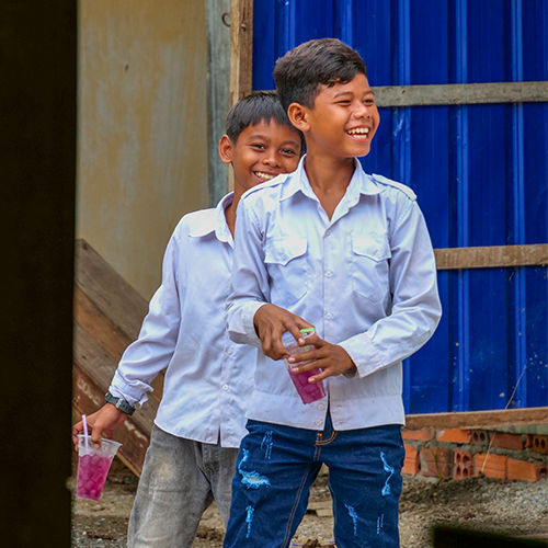 Enfants de l'école rénovée au Cambodge